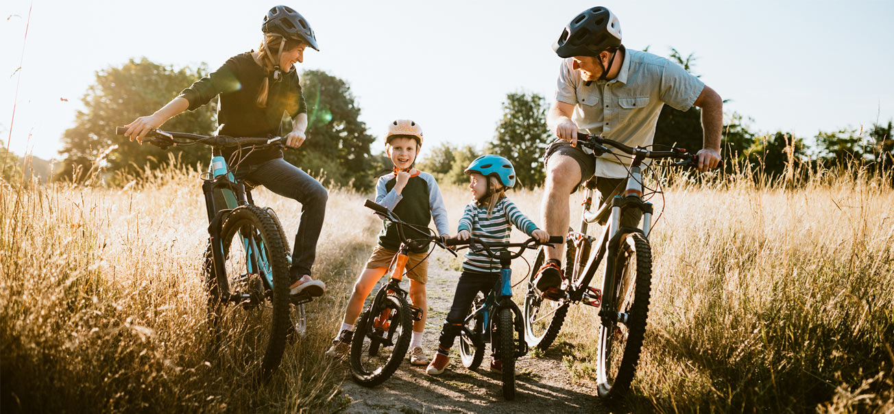 Ausflug einer Familie mit F&auml;hrr&auml;dern ins Gr&uuml;ne