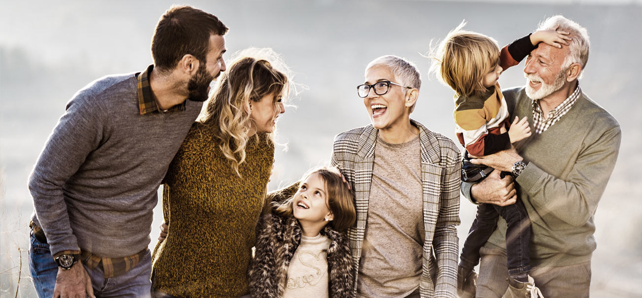 Gl&uuml;ckliche Familie mit Gro&szlig;eltern, Eltern und Kindern