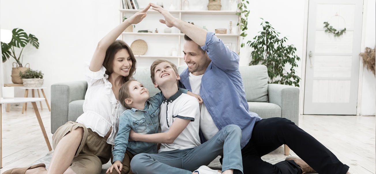 4-k&ouml;pfige Familie auf Sofa sitzend mit Armbewegung als Dach &uuml;ber den K&ouml;pfen